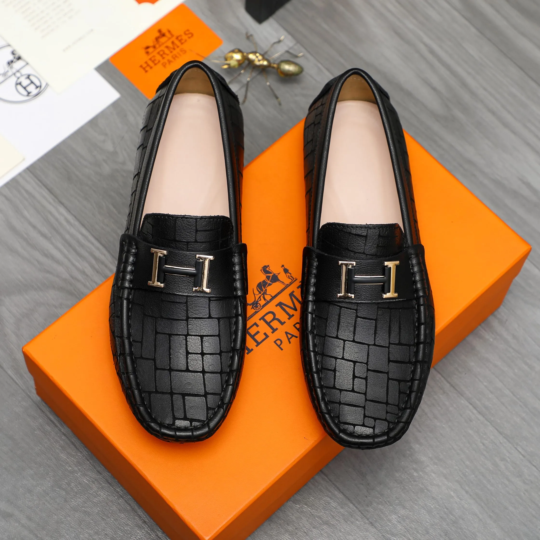 P380 Product trademark: HERMES "Hermes" casual slip-on men's shoes Regular size: 38-45 Product material: Selected embossed cowhide upper, sheepskin lining, rubber outsole